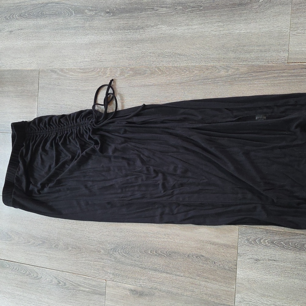 Elegant Black Pencil Skirt - Picture 2 of 3